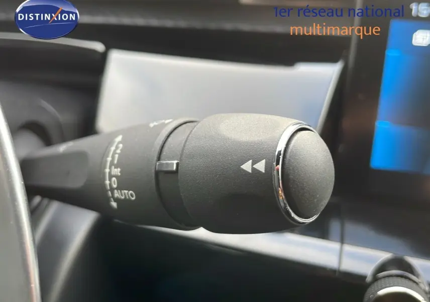 Image en gros plan sur le commodo de commande d’essuie-glace dans l’habitacle d’une Peugeot 508 gris platinium 2023.