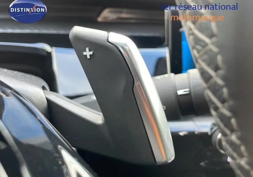 Gros plan sur la palette de changement de vitesses droite dans l’habitacle d’une Peugeot 508 gris platinium 2023.