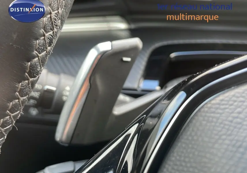 Gros plan sur la palette de changement de vitesse au volant d’une Peugeot 508 2023, intérieur cuir noir.