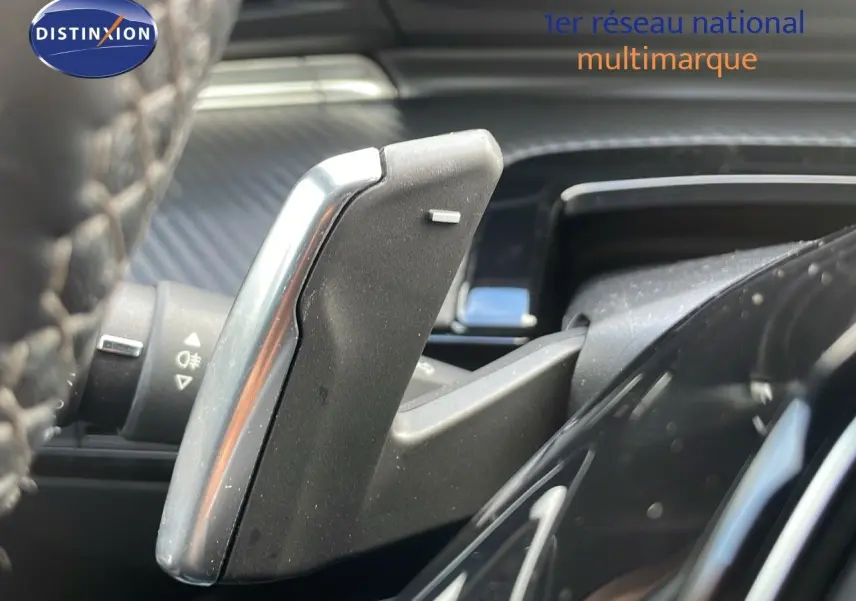 Gros plan sur la palette de changement de vitesse côté droit du volant d’une Peugeot 508 gris platinium 2023.