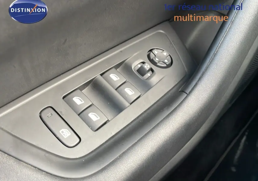Commande des vitres électriques et réglage des rétroviseurs côté conducteur de la Peugeot 508 gris platinium.