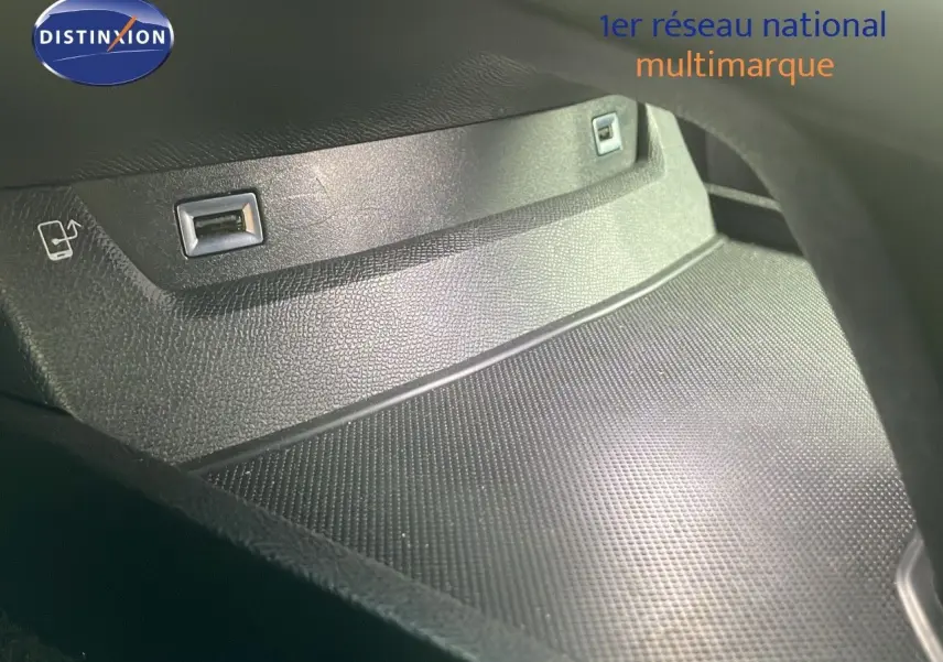Gros plan sur la console centrale avec deux ports USB de la Peugeot 508 Gris Platinium Metal, version 2023.