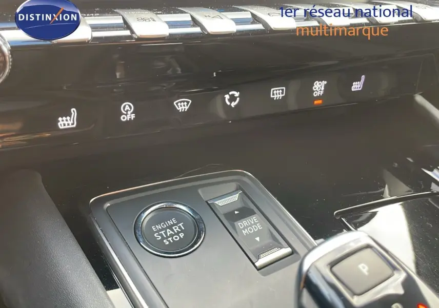 Détail intérieur du bouton start/stop et sélecteur de mode de conduite sur Peugeot 508 gris platinium 2023.