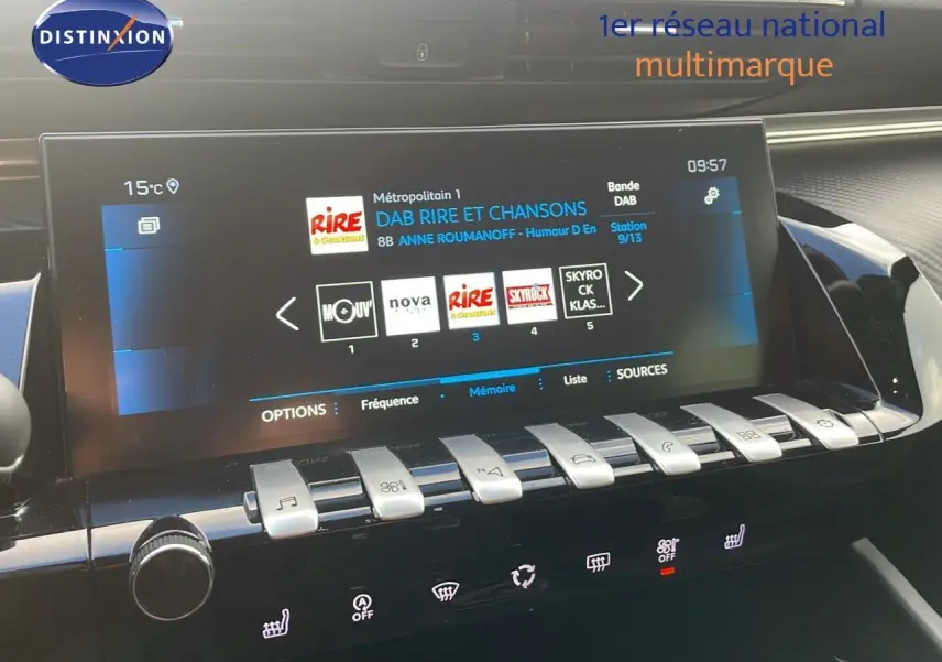Vue rapprochée de l’écran tactile et des commandes piano du tableau de bord de la Peugeot 508 gris platinium 2023.