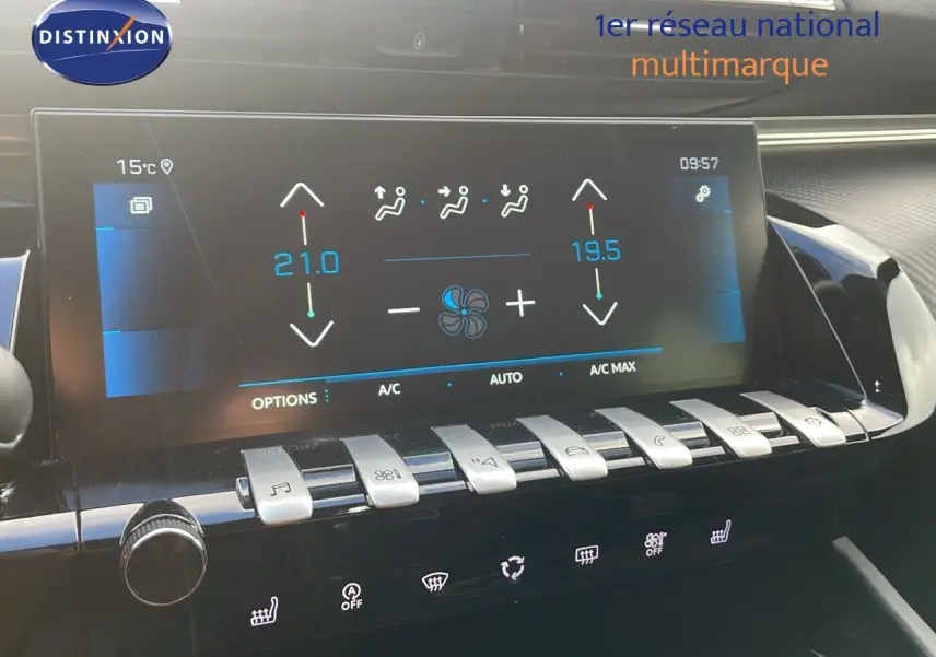 Vue rapprochée de la console centrale tactile de la Peugeot 508 gris platinium, affichant la climatisation automatique.