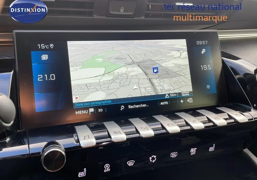 Vue rapprochée de l’écran tactile central et des commandes piano du tableau de bord d’une Peugeot 508 gris platinium.