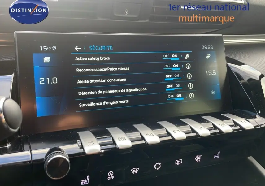Vue rapprochée de l’écran tactile central de la Peugeot 508 gris platinium, affichant les options de sécurité activées.