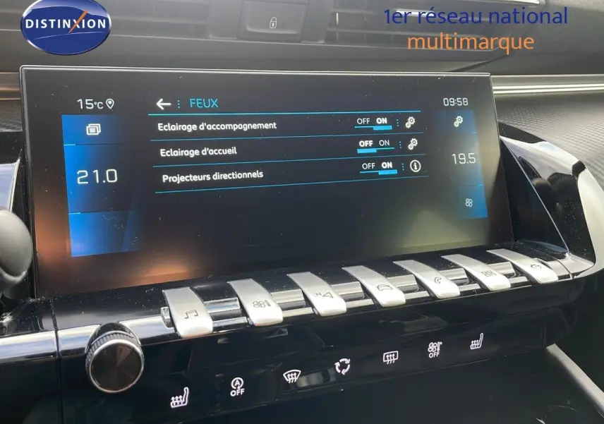Écran tactile central de la Peugeot 508 gris platinium, vue rapprochée du tableau de bord avec commandes d’éclairage.