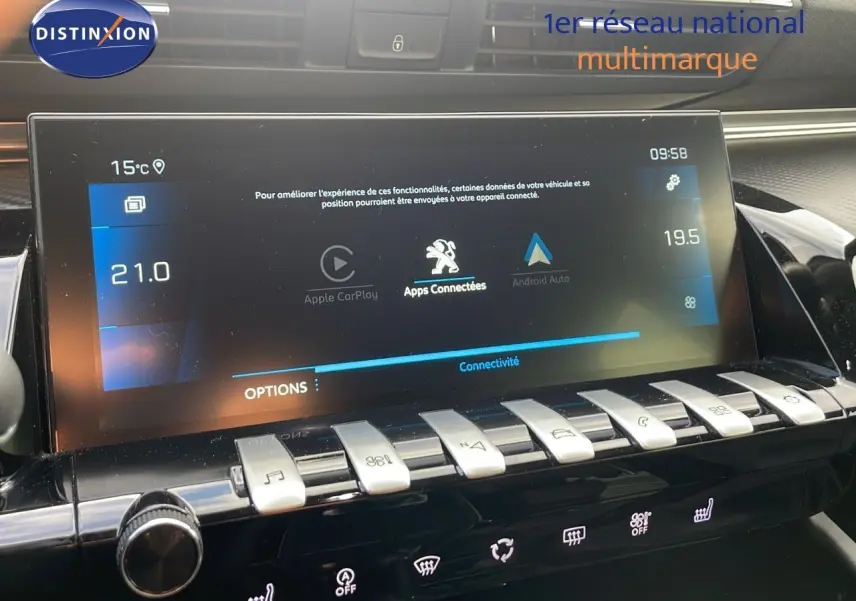 Écran tactile central du tableau de bord de la Peugeot 508 gris platinium, affichant les options de connectivité.