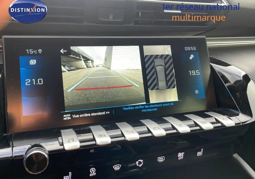 Écran tactile intérieur de la Peugeot 508 gris platinium, affichant la caméra de recul et les commandes de climatisation.