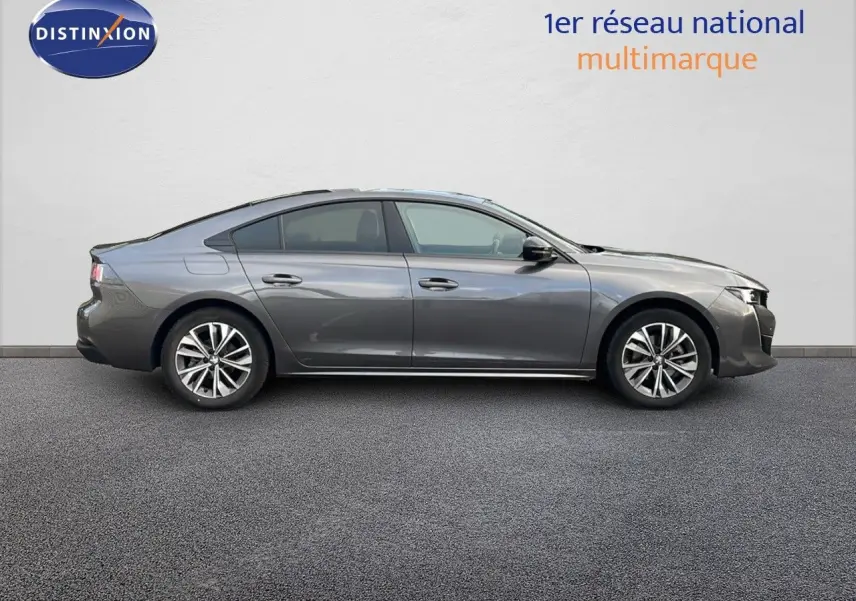 Profil latéral droit d’une Peugeot 508 gris platinium métallisé, berline élégante avec jantes alliage et lignes fluides.
