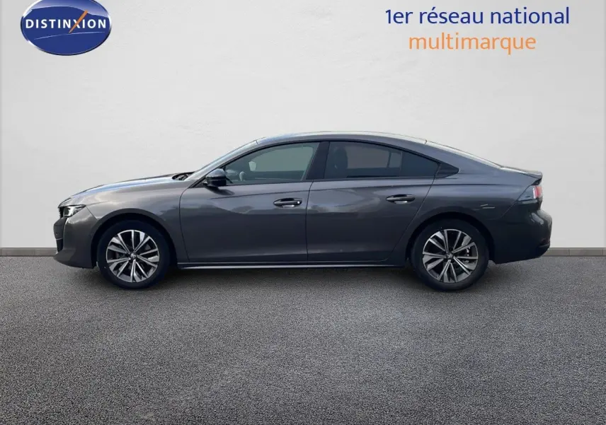 Vue de profil côté gauche d'une Peugeot 508 gris platinium métal, version PureTech 130 EAT8 Allure Pack 2023.