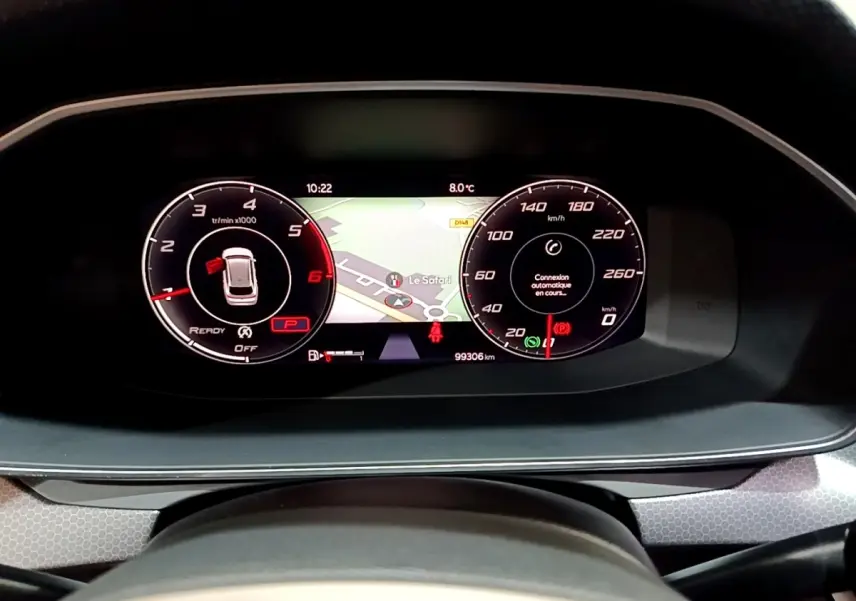 Tableau de bord numérique de la SEAT LEON 2022 avec affichage vitesse, compte-tours et navigation intégrée.