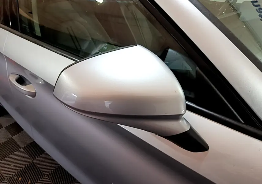 Rétroviseur côté gauche gris clair de la SEAT LEON 2.0 TDI 150 DSG Style Business, vue rapprochée sur la portière.