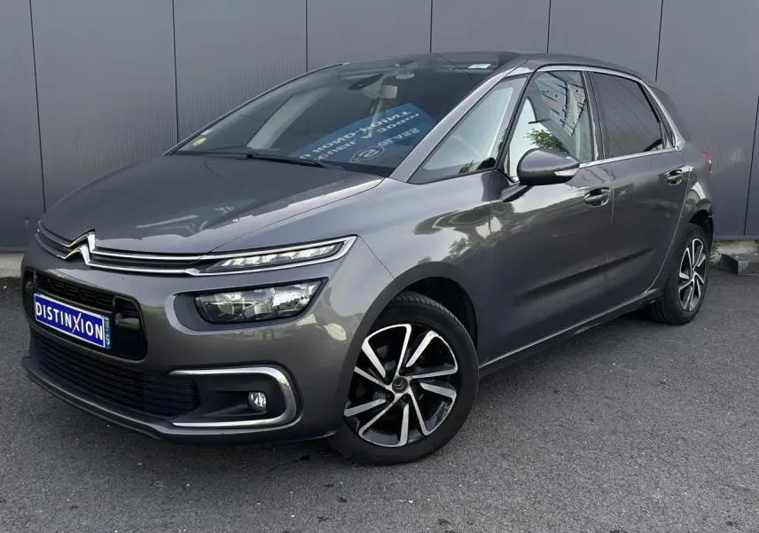 Vue 3/4 avant droit d'une Citroën C4 Spacetourer gris Platinium avec jantes alliage bi-ton et feux LED distinctifs.