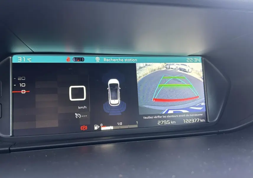 Écran de tableau de bord de Citroën C4 Spacetourer gris, affichant caméra de recul et informations de conduite.