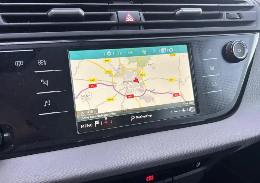 Vue rapprochée de l’écran tactile GPS du tableau de bord du Citroën C4 Spacetourer gris Platinium de 2019.
