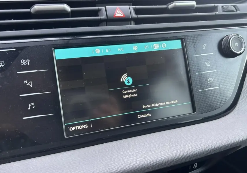 Écran tactile central du tableau de bord du Citroën C4 Spacetourer gris Platinium, vue rapprochée frontale.
