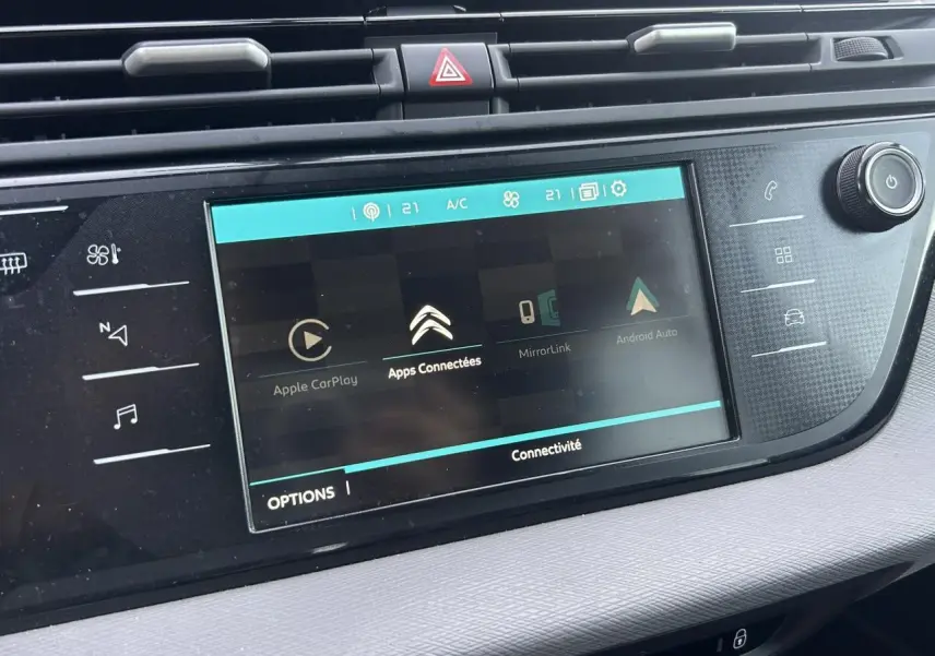Gros plan sur l’écran tactile central du tableau de bord du Citroën C4 Spacetourer gris Platinium, affichant les applications connectées.