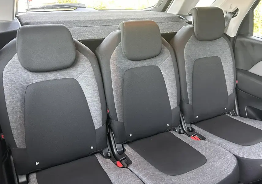 Vue rapprochée des trois sièges arrière gris et noirs du Citroën C4 Spacetourer, finition tissu Milazzo Grey.