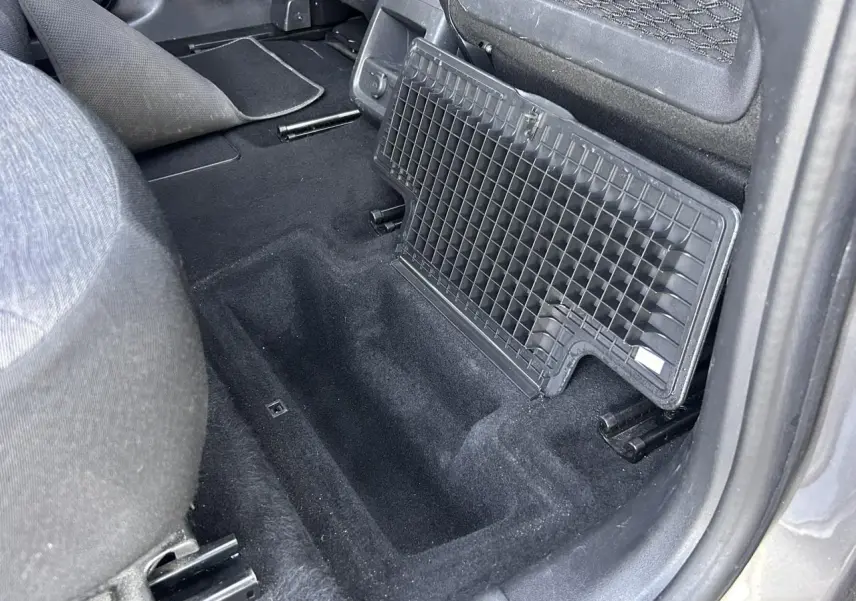Vue intérieure côté droit du coffre de rangement sous plancher arrière du Citroën C4 Spacetourer gris Platinium 2019.