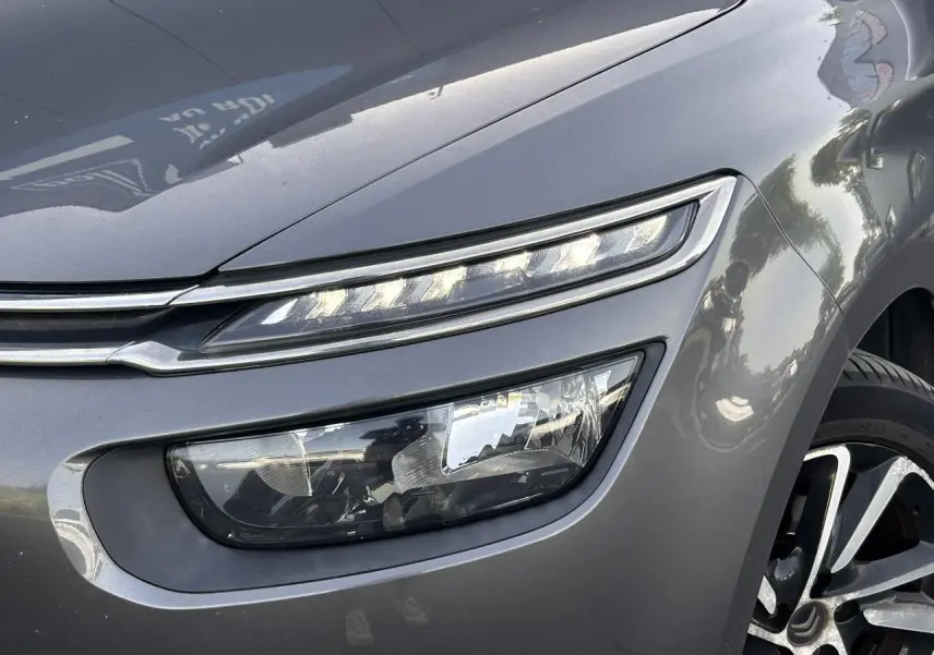Gros plan sur l'avant droit gris Platinium du Citroën C4 Spacetourer avec phares LED et jante alliage bi-ton.