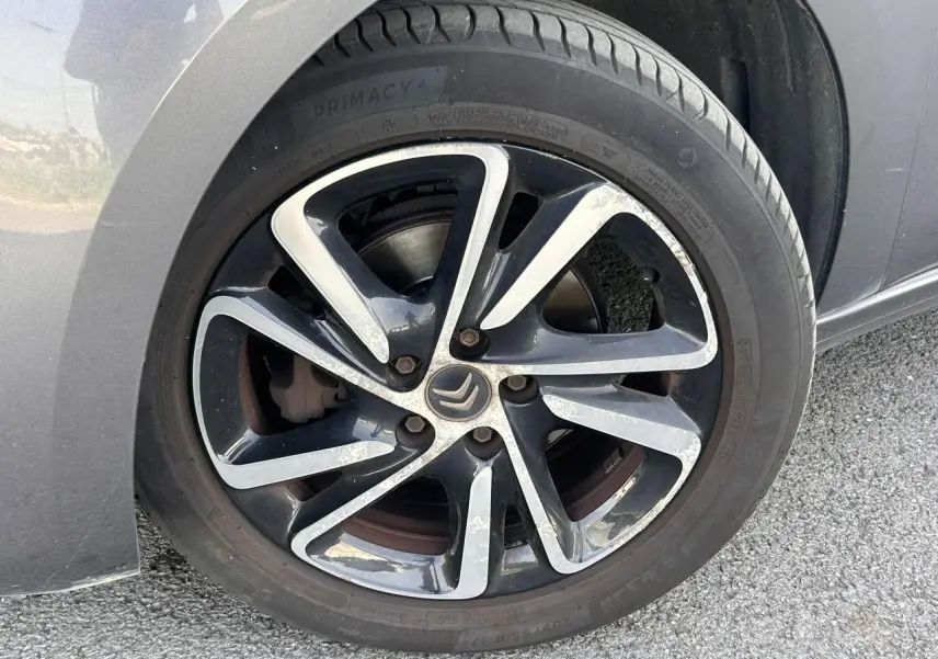 Gros plan sur la jante alliage bi-ton 17 pouces du côté avant droit du Citroën C4 Spacetourer gris Platinium.