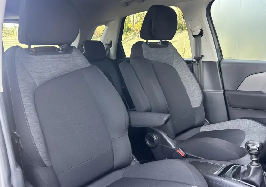 Vue intérieure côté droit montrant les sièges avant tissu gris Milazzo et accoudoir central du Citroën C4 Spacetourer 2019.