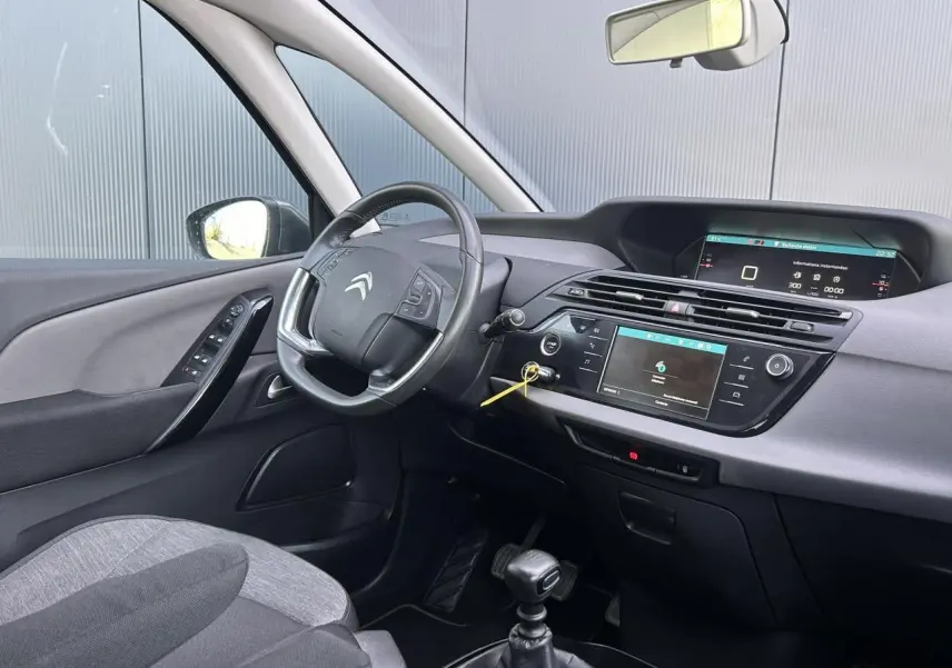 Vue intérieure côté conducteur du tableau de bord gris et volant Citroën de la C4 Spacetourer 2019.
