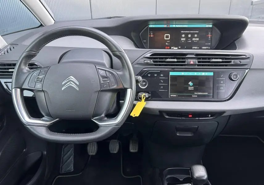 Vue frontale de l'intérieur du Citroën C4 Spacetourer 2019, tableau de bord avec écran tactile et volant multifonctions.