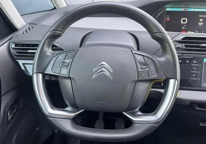 Volant cuir noir avec commandes intégrées et tableau de bord numérique de la Citroën C4 Spacetourer 2019.