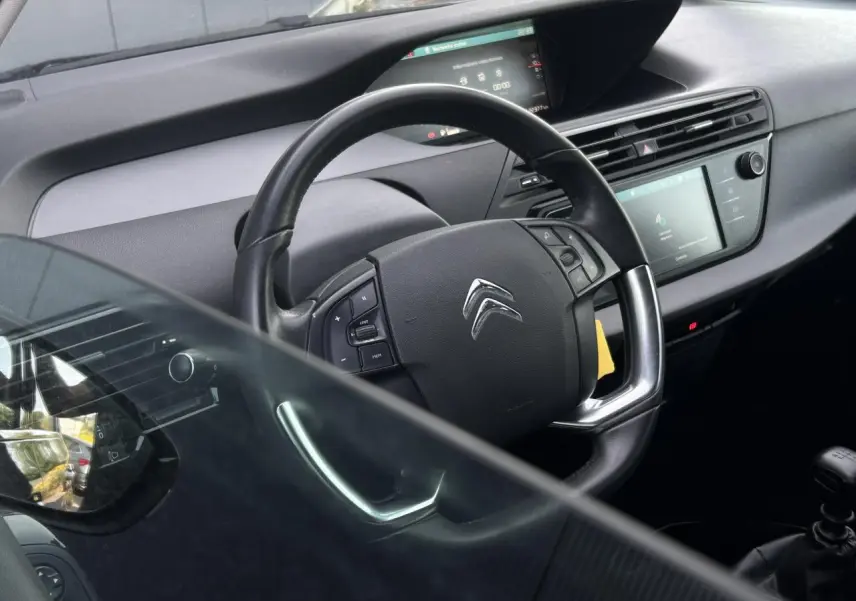 Vue intérieure côté conducteur du tableau de bord et volant cuir noir du Citroën C4 Spacetourer 2019.