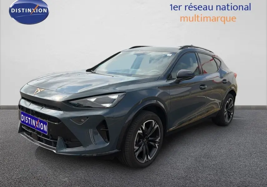 CUPRA Formentor gris foncé en 3/4 avant droit, avec jantes alliage noires et vitres surteintées.