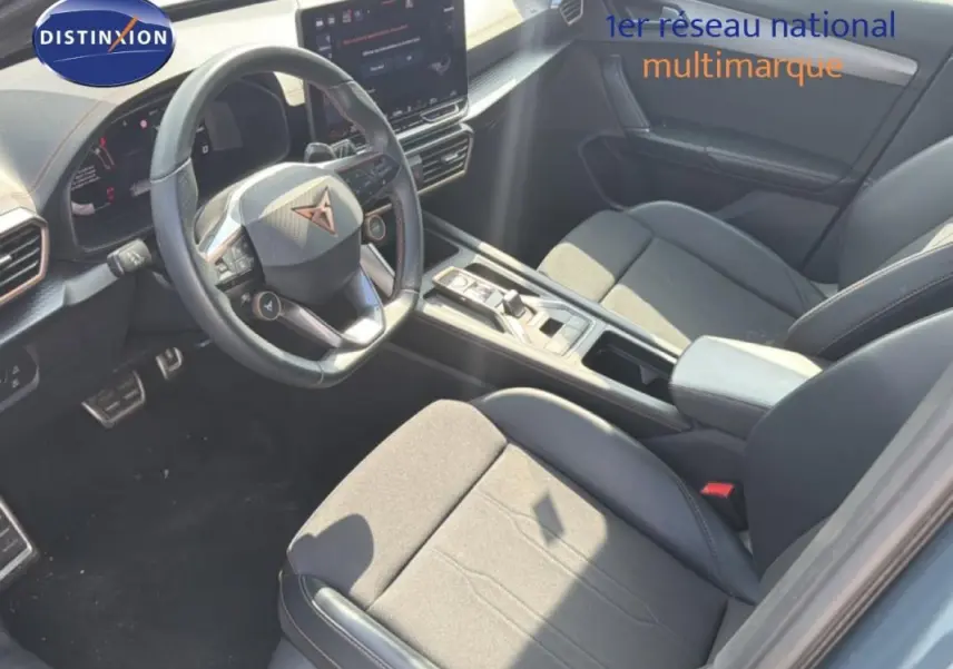 Vue intérieure côté conducteur du CUPRA Formentor 2025 gris foncé, avec volant multifonction et écran tactile central.