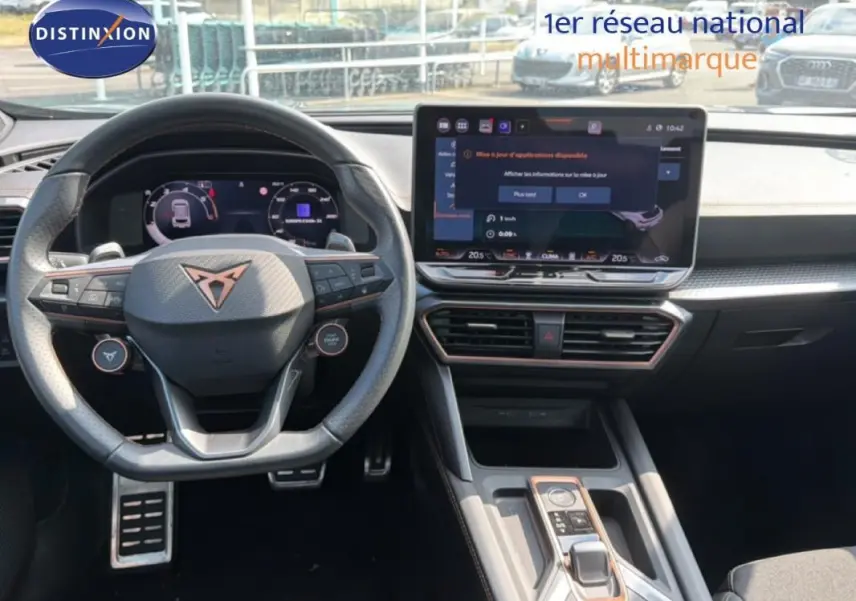 Vue intérieure frontale du cockpit numérique et volant de la CUPRA Formentor gris foncé avec écran tactile et commandes intégrées.
