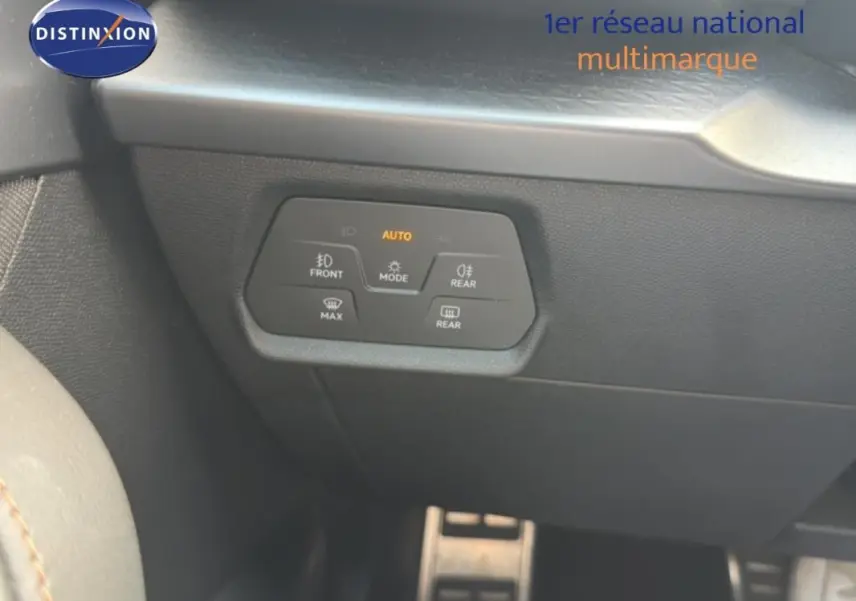 Panneau de commandes d’éclairage intérieur de la CUPRA Formentor 2.0 TDI gris foncé, vue rapprochée côté conducteur.