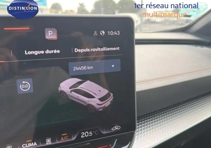Vue intérieure sur l'écran tactile du tableau de bord montrant une voiture grise foncée en 3/4 arrière.