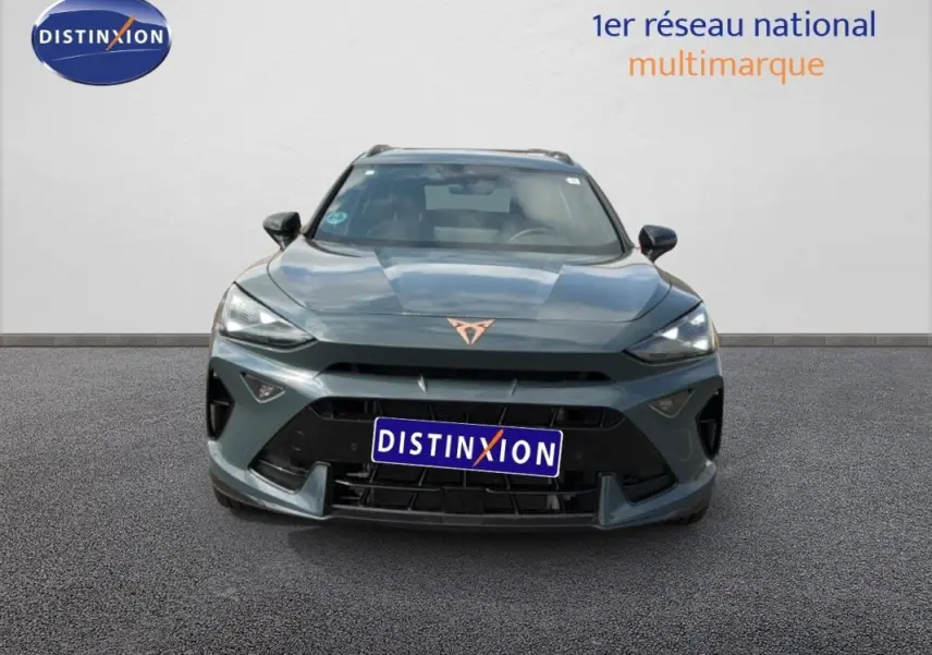 Vue frontale d'un CUPRA Formentor gris foncé 2025 avec calandre noire et logo cuivré distinctif.
