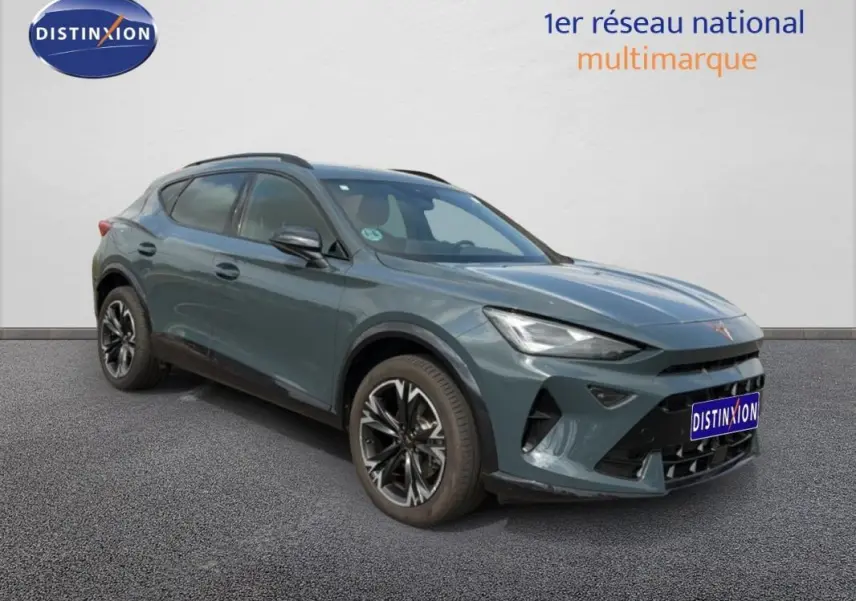 Vue 3/4 avant droit d’un CUPRA Formentor gris foncé avec jantes alliage 18 pouces et vitres surteintées.