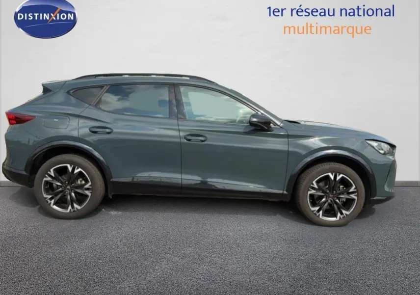 Vue de profil côté gauche d'un CUPRA Formentor gris foncé avec jantes alliage 18 pouces sur fond neutre.