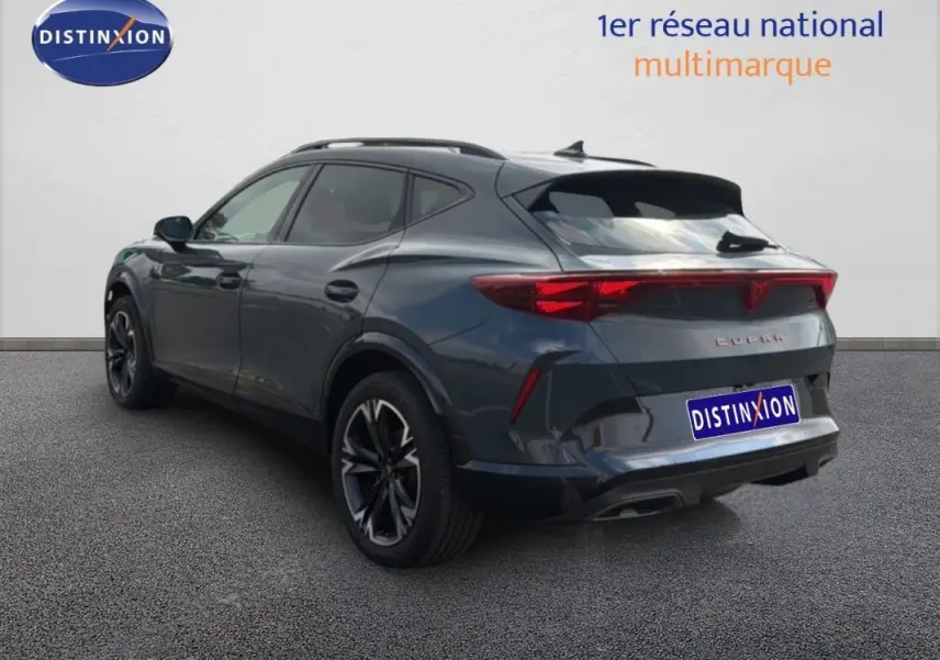 Vue 3/4 arrière d'un CUPRA Formentor gris foncé avec jantes alliage noires de 18 pouces sur fond neutre.