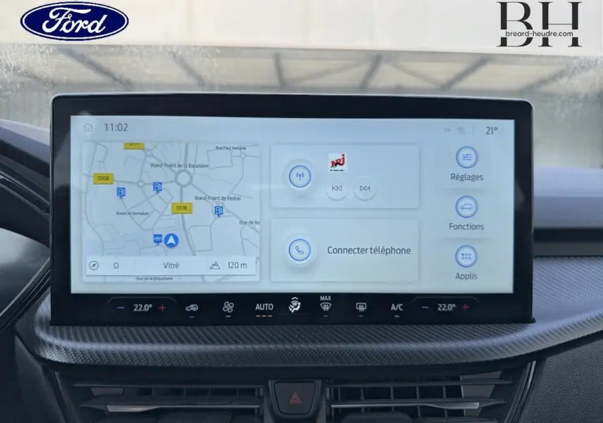 Écran tactile central du Ford Kuga 2025 affichant GPS et options multimédia, avec bordure noire et finition carbone.