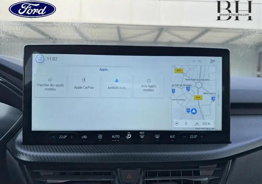 Écran tactile central du Ford Kuga 2025 affichant les options Apple CarPlay et Android Auto, intérieur noir.