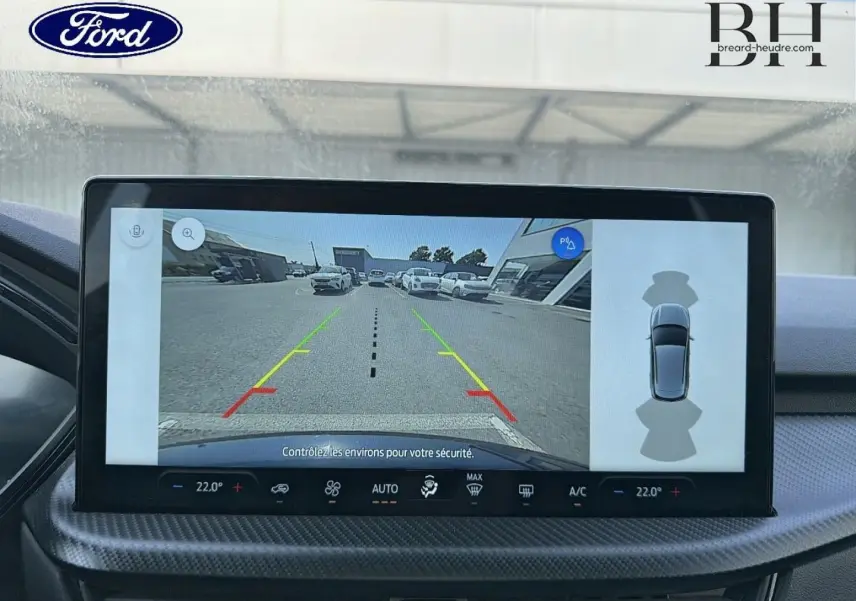 Écran tactile intérieur du Ford Kuga 2025 montrant la caméra de recul et l'affichage du stationnement assisté.