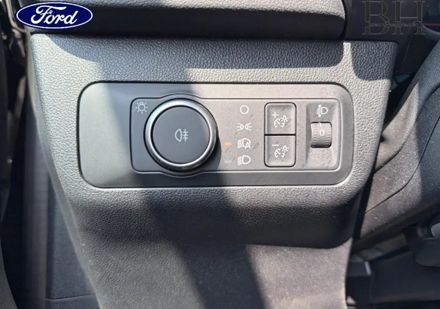 Gros plan sur les commandes d’éclairage intérieures du Ford Kuga 2025 en noir Agate Métallisée.