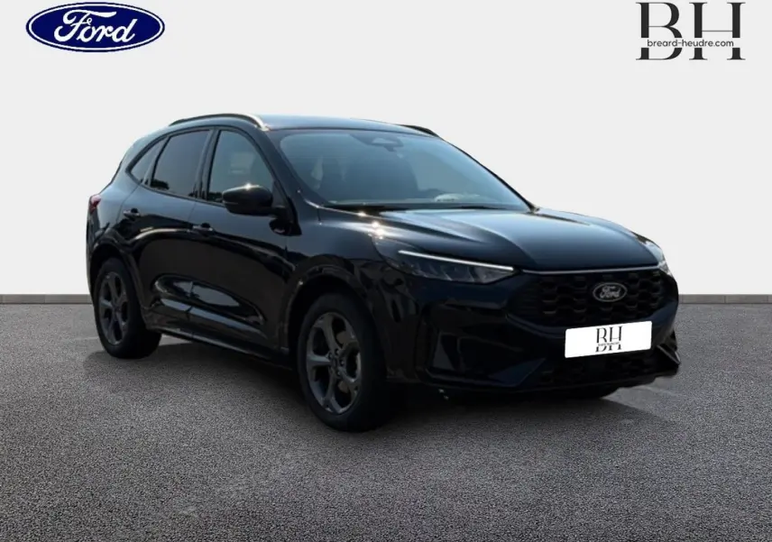 Ford Kuga noir Agate métallisé en vue 3/4 avant droit, avec jantes alliage et calandre noire distinctive.