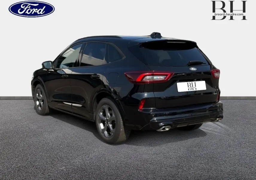 Ford Kuga noir Agate métallisé vu en 3/4 arrière droit, avec feux LED et double sortie d’échappement chromée.