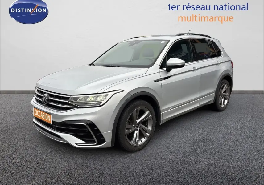 Volkswagen Tiguan 1.5 TSI 150CH R-Line en Reflex Silver, vue 3/4 avant droit avec jantes alliage et calandre distinctive.