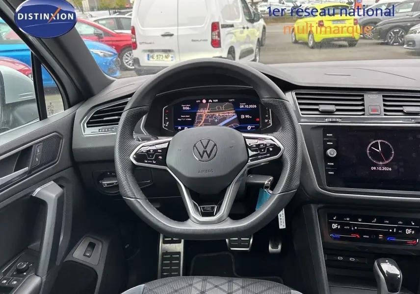 Vue intérieure centrée sur le volant multifonction et le tableau de bord numérique du Volkswagen Tiguan 2024 en finition R-Line.