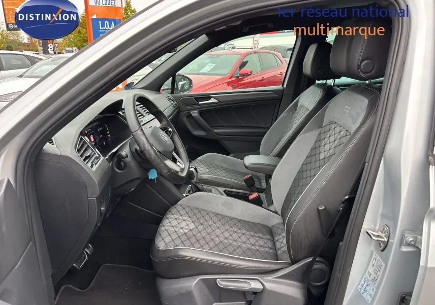 Intérieur du Volkswagen Tiguan 2024 en Reflex Silver, vue côté gauche sur les sièges avant en cuir et alcantara gris noir.